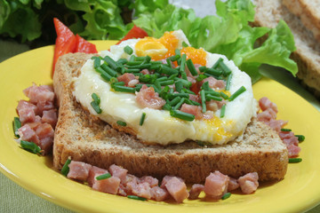 Bratei mit Schinken auf Toast