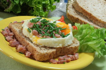 Bratei mit Schinken auf Toast