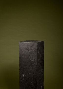 schwarzer Granitsockel vor gr&uuml;nem Hintergrund