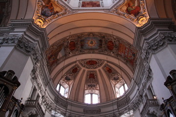 Blick in die Kuppel des Salzbuger Doms - Österreich