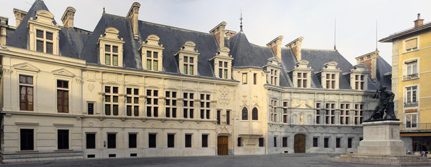 Fototapeta na wymiar Stary Pałac rządu w Grenoble. Francja