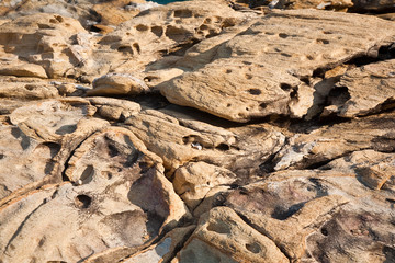harmonische farbige Strukturen und Flächen im Felsen
