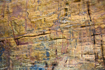 harmonische farbige Strukturen und Flächen am Felsen