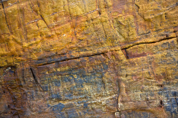 harmonische farbige Strukturen und Flächen am Felsen