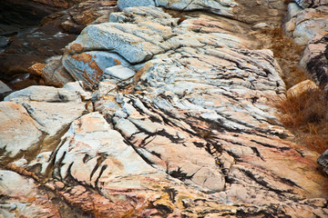 harmonische farbige Strukturen und Flächen am Felsen