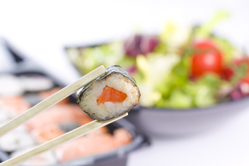 cocina y plato oriental, sushi
