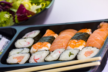 cocina y plato oriental, sushi