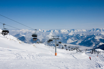 Fototapeta na wymiar Wyciąg narciarski w górach Alpy
