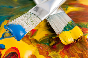 Zwei Pinsel mit Acrylfarben