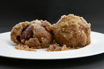 Zwei Zwetschkenknödel