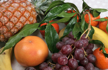 composition de fruits frais : ananas,raisin,banane,mandarine