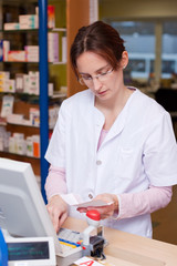 apothekerin mit rezept