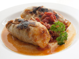 Kohlroulade mit Tomatengemüse