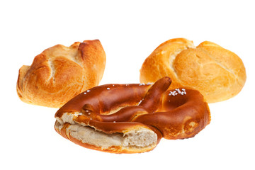 bayerische Brezel und Brötchen isoliert auf weißem Hintergrund