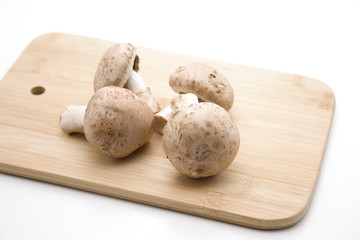 Champignon auf Schneidebrett