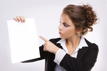 Naklejka premium Beautiful businesswoman with blank paper