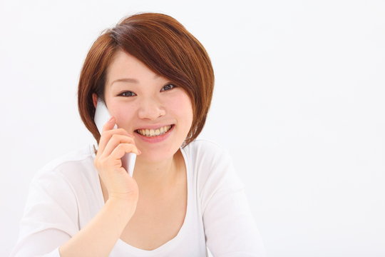 女性携帯電話話す