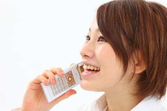 女性携帯電話話す