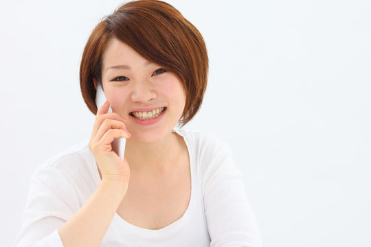 携帯電話で話す女性