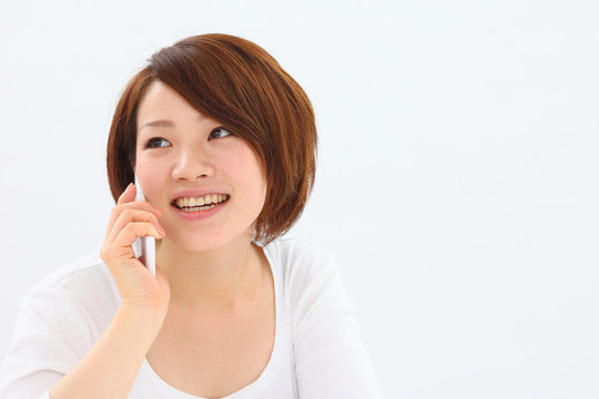 携帯電話で話す女性
