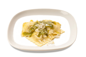 piatto di ravioli al pesto