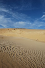 dune de sable et ciel de traine