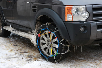 Snow chains on 4x4 © Nicky Rhodes
