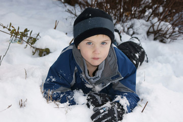 Fototapeta na wymiar boy playing in snow