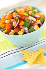 Mexikanischer Salat mit Tortilla Chips und Salsa Dip