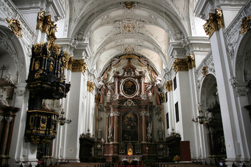 Fototapeta na wymiar Linz cathedral interior