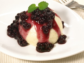 Dampfnudel mit Heidelbeeren
