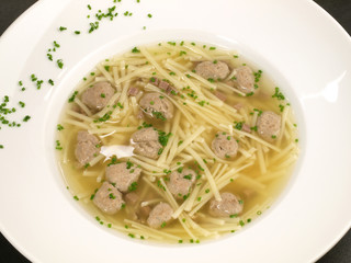 Klare Brühe mit Klösschen