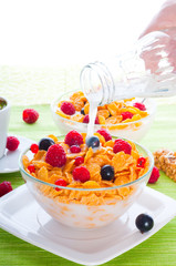 Corn flakes and fresh berries