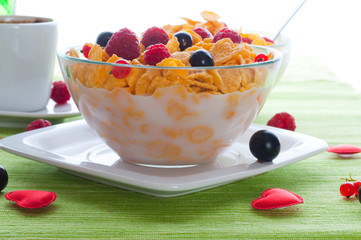 Corn flakes and fresh berries