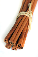Fagot de bâtons de cannelle en gros plan sur fond blanc