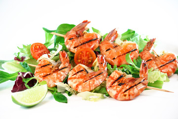 Gegrillte Garnelen auf Salat