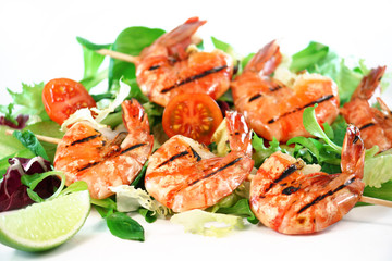 Gegrillte Garnelen auf Salat