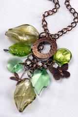Collier sautoir artisanal à breloques bronze et vert anis