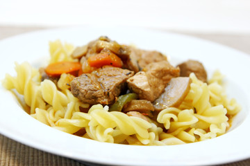 Gulasch mit Nudeln