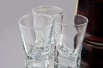 Bicchieri e Bottiglia di Rum