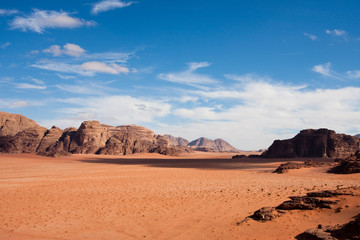 Fototapeta na wymiar Wąski widok pustyni Wadi Rum, Jordan. Kopiowanie miejsca.