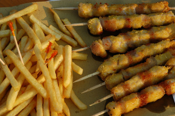 Patatine fritte e spiedini