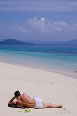 Body am Strand liegend