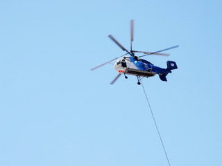 Fototapeta na wymiar Helikopter strażacki z podwójnym wirnikiem koncentrycznego