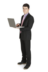 jeune cadre dynamique debout avec un ordinateur