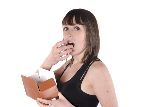 femme qui mange du chocolat d'un air coupable