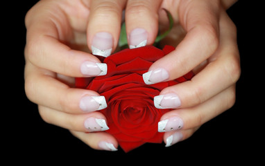 schöne fingernägel mit roter rose