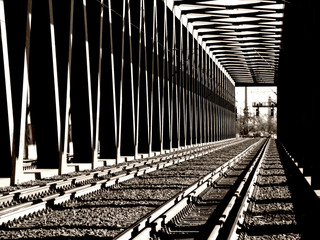 Fototapety  Stalowy kratownicowy most kolejowy z równoległymi pasami
