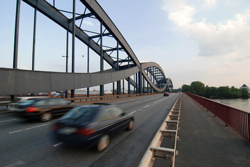 Naklejka premium Verkehr auf der Neuen Elbbrücke