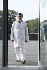 Fototapeta premium Renowned scientist/doctor in a research center/hospital lo
